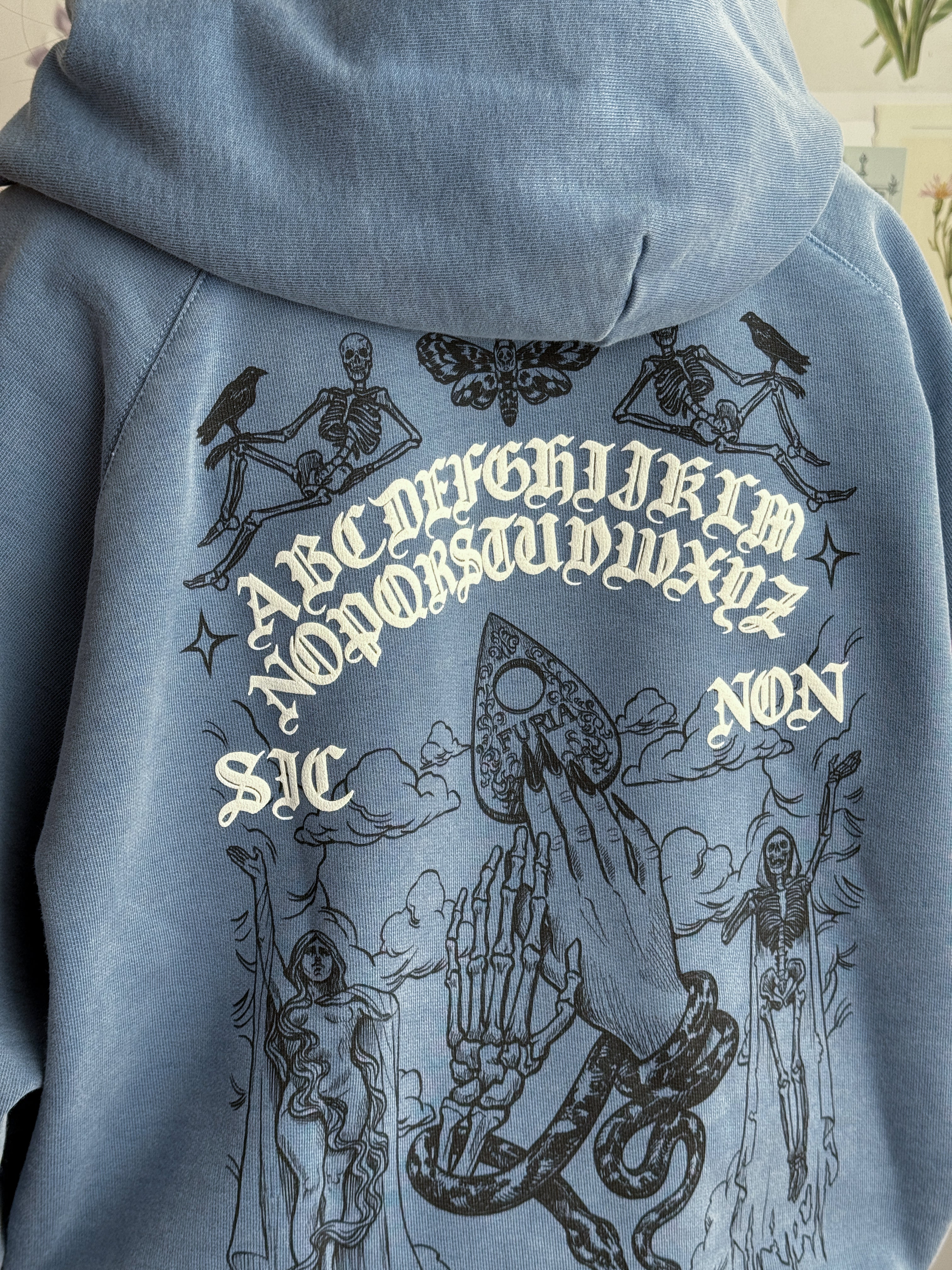 Hoodie Ouija© (Disponible Domingo 7)